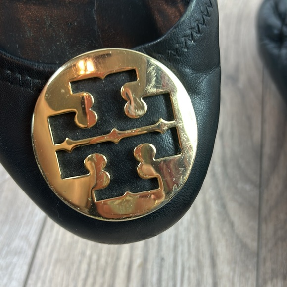Tory Burch Classic Black Logo Reva Flats with Gold Medallion Logo Sz 8.5 - Picture 4 of 9